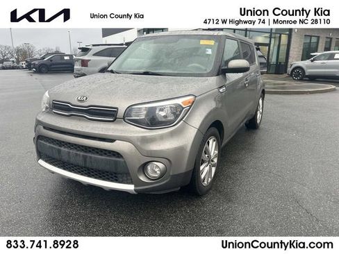 Used 2017 Kia Soul + image 1