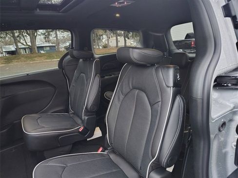 New 2026 Chrysler Pacifica Limited w/ Uconnect Theater Family Group image 30