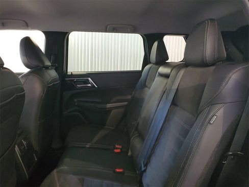 Used 2023 Mitsubishi Outlander SE image 14