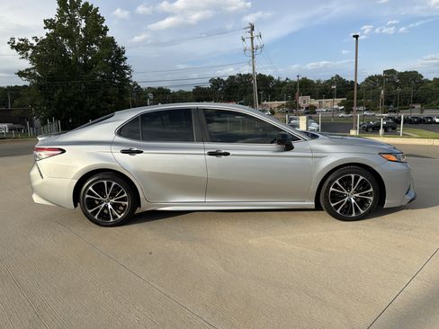 Used 2018 Toyota Camry SE w/ Moonroof Package FWD image 34