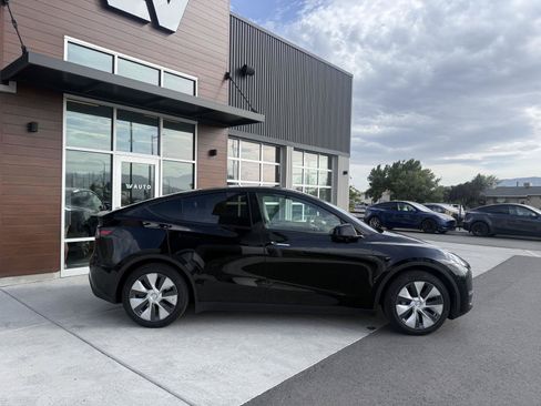 Used 2024 Tesla Model Y Long Range RWD image 9
