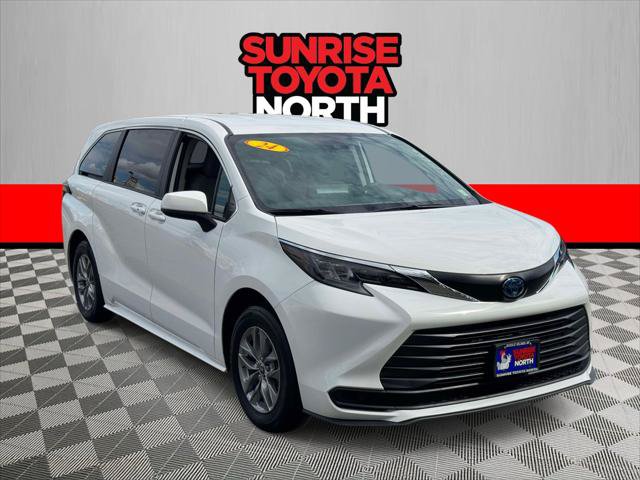 Certified 2024 Toyota Sienna LE AWD/4WD image 1