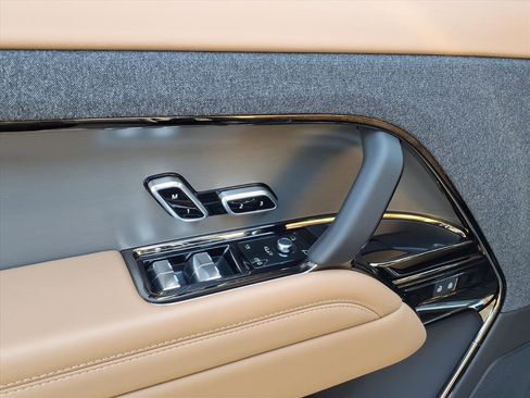 Certified 2025 Land Rover Range Rover Sport SE image 10