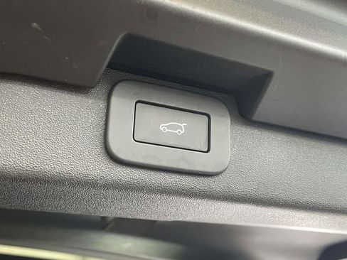 Used 2025 Land Rover Discovery S AWD/4WD image 20