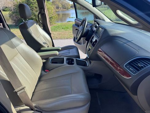Used 2014 Chrysler Town & Country Touring-L w/ Driver Convenience Group image 11