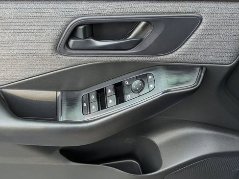 Used 2023 Nissan Rogue S image 18