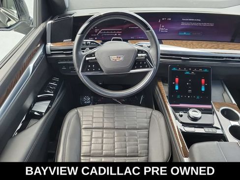 Used 2025 Cadillac Escalade Premium Luxury Platinum AWD/4WD image 18