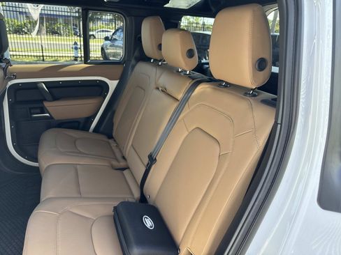 Used 2025 Land Rover Defender 110 X-Dynamic SE image 13