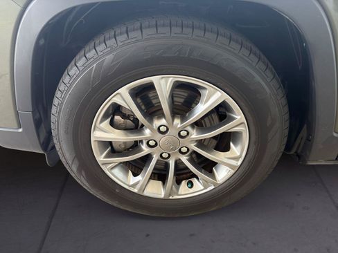 Used 2019 Jeep Cherokee Latitude Plus FWD image 14