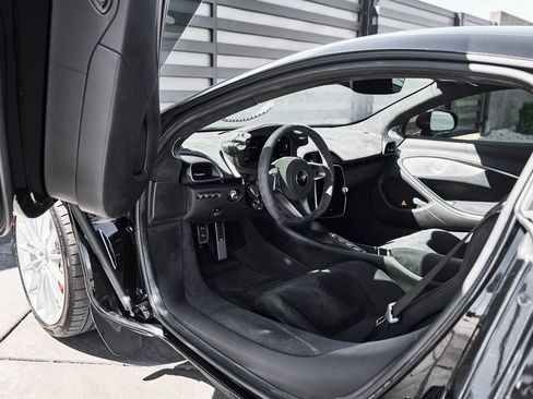 Used 2024 McLaren Artura RWD image 25
