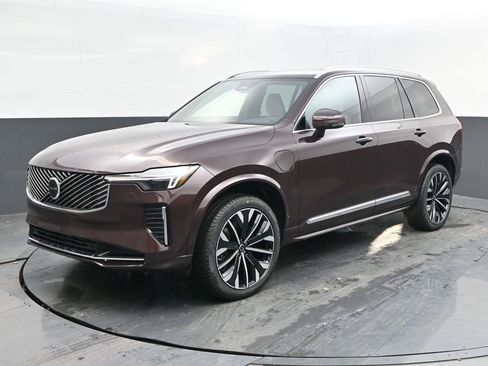 New 2025 Volvo XC90 T8 Core w/ Climate Package image 3