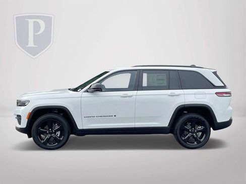 New 2025 Jeep Grand Cherokee Altitude image 5
