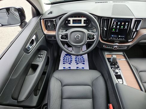 Certified 2023 Volvo XC60 B5 Plus w/ Climate Package AWD/4WD image 11