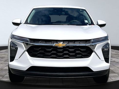 Used 2024 Chevrolet Trax LS w/ LS Convenience Package FWD image 3