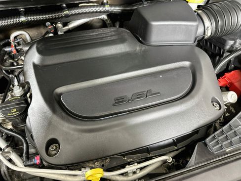 Used 2024 Chrysler Pacifica Touring-L FWD image 32
