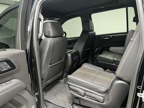 Used 2025 Chevrolet Suburban High Country image 39