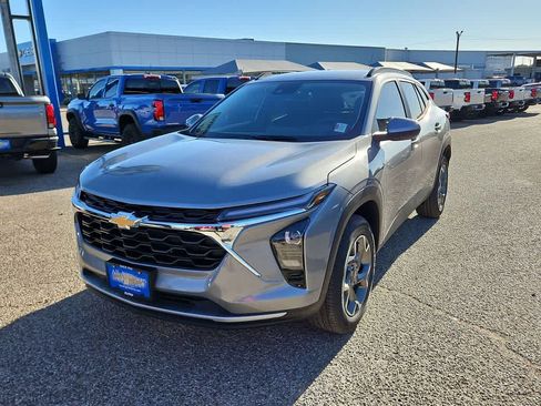Used 2026 Chevrolet Trax LT w/ Driver Confidence Package FWD image 4