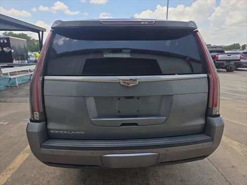 Used 2019 Cadillac Escalade ESV Luxury RWD image 3