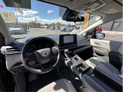 Used 2024 Toyota Sienna LE AWD/4WD image 3