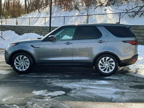 Used 2025 Land Rover Discovery S image 6