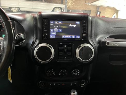 Used 2018 Jeep Wrangler Unlimited Sahara w/ Mopar Chrome Edition Group AWD/4WD image 16