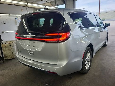 Used 2024 Chrysler Pacifica Touring-L FWD image 5