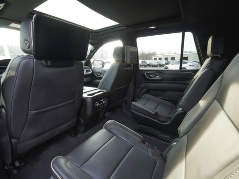 Used 2023 GMC Yukon SLT w/ SLT Premium Package image 34