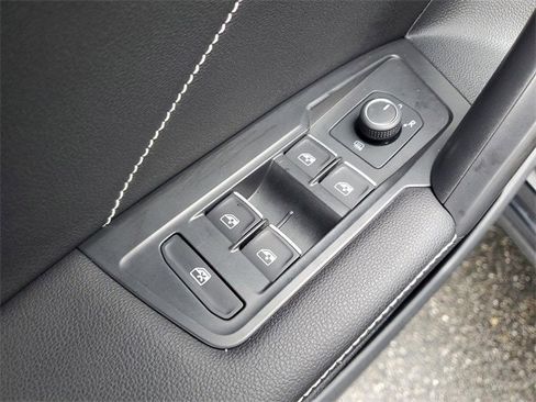 Certified 2022 Volkswagen Tiguan SE R-Line image 16