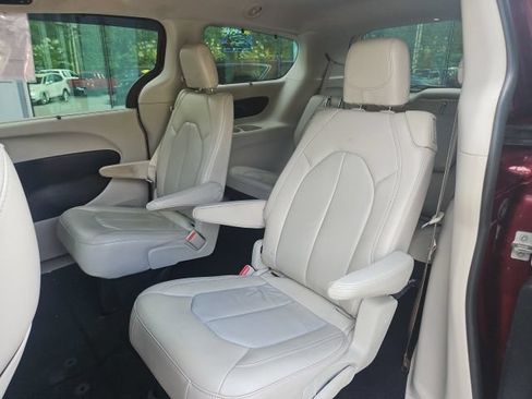 Used 2017 Chrysler Pacifica Touring-L w/ Tire & Wheel Group FWD image 27