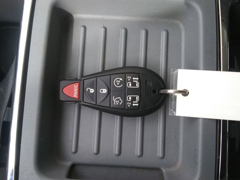 Used 2008 Chrysler Town & Country Limited w/ Entertainment Group #3 image 18