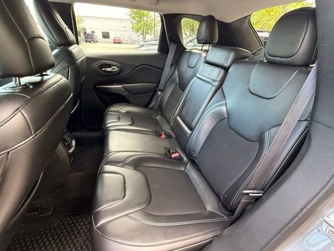 Used 2019 Jeep Cherokee Latitude Plus w/ Comfort/Convenience Group FWD image 34