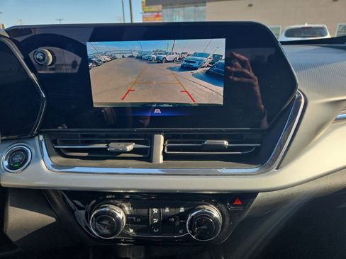 Used 2025 Chevrolet Trax LT w/ LT Convenience Package image 17