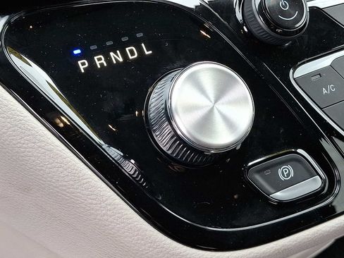 Used 2023 Chrysler Pacifica Touring-L FWD image 14