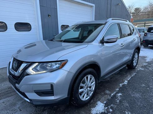 Used 2019 Nissan Rogue SV image 1