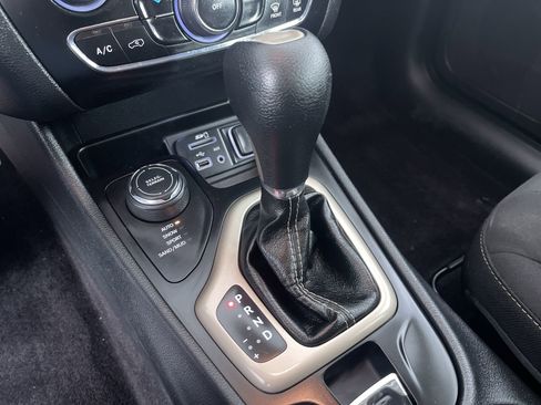 Used 2016 Jeep Cherokee Latitude w/ Cold Weather Group image 22