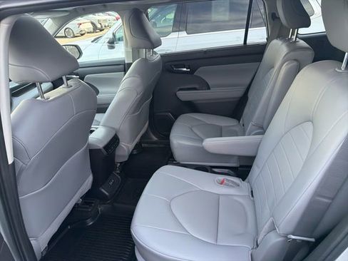 Used 2024 Toyota Highlander XLE AWD/4WD image 7