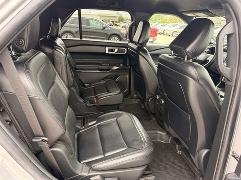 Used 2020 Ford Explorer XLT w/ Equipment Group 202A AWD/4WD image 4