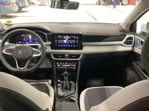 Certified 2025 Volkswagen Taos SE image 6