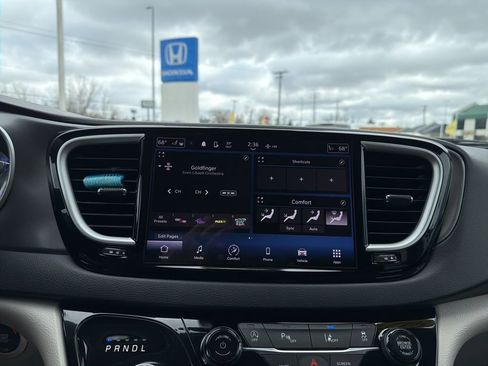 Used 2023 Chrysler Pacifica Touring-L FWD image 30