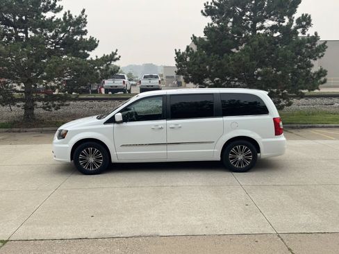 Used 2014 Chrysler Town & Country S FWD image 3