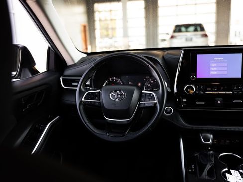 Used 2024 Toyota Highlander LE AWD/4WD image 12