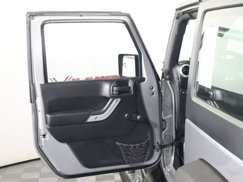 Used 2015 Jeep Wrangler Rubicon w/ Connectivity Group AWD/4WD image 20