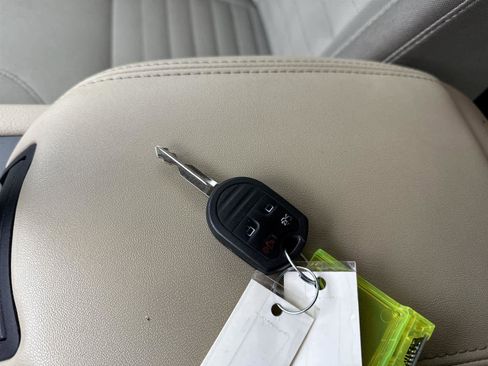 Used 2017 Ford Taurus SE image 30