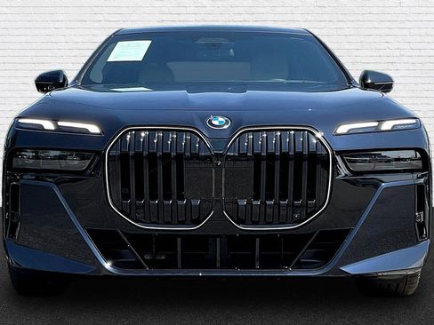 Used 2025 BMW 750e xDrive AWD/4WD image 2