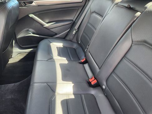 Used 2017 Volkswagen Passat 1.8T R-Line image 18