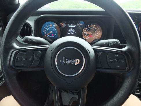 Used 2025 Jeep Wrangler Sport AWD/4WD image 16