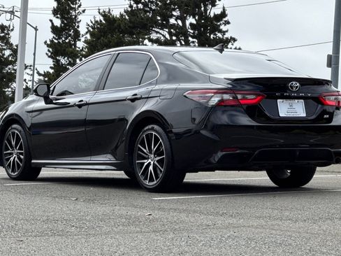 Used 2023 Toyota Camry SE FWD image 3