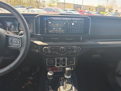 Used 2024 Jeep Wrangler Unlimited Rubicon AWD/4WD image 24