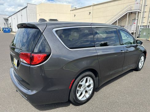Used 2018 Chrysler Pacifica Touring Plus w/ Tire & Wheel Group FWD image 5