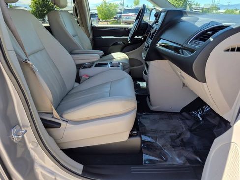 Used 2015 Chrysler Town & Country LX FWD image 21